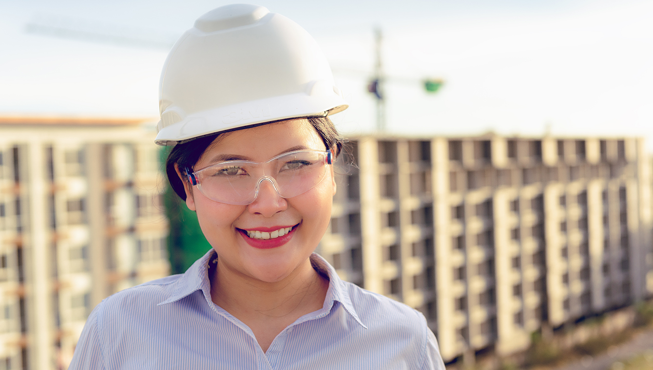 Woman with a working helmet